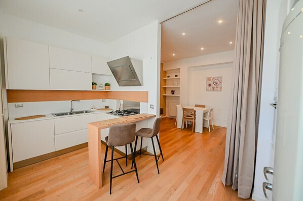 Fridge, oven, stovetop, coffee/tea maker