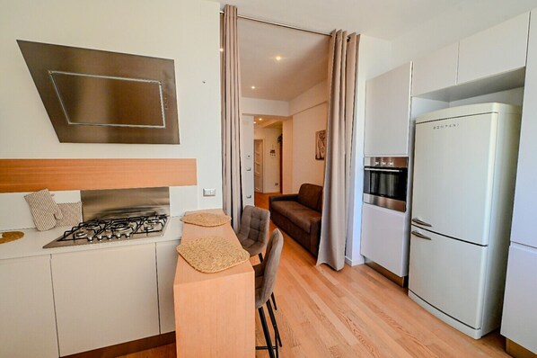 Fridge, oven, stovetop, coffee/tea maker