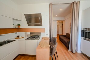 Fridge, oven, stovetop, coffee/tea maker