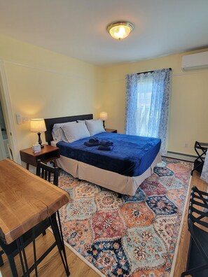2 bedrooms, iron/ironing board, internet, bed sheets