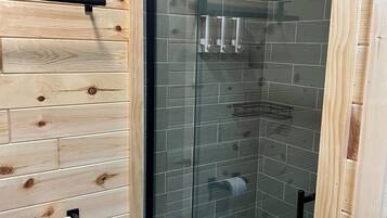 Douche, séchoir à cheveux, serviettes fournies, savon
