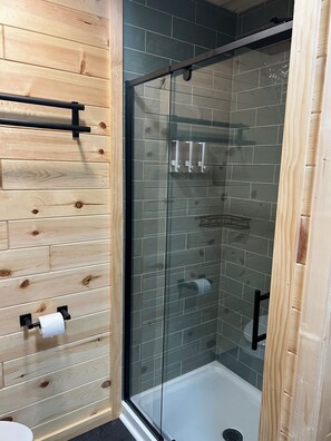 Douche, sèche-cheveux, serviettes fournies, savon