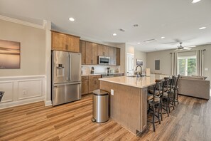 Microwave, oven, stovetop, dishwasher - Waterview Townhouse within walking distance of Lake Anna Taphouse (Mineral)