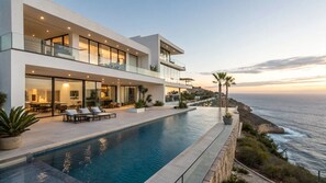 Una piscina techada, una piscina al aire libre