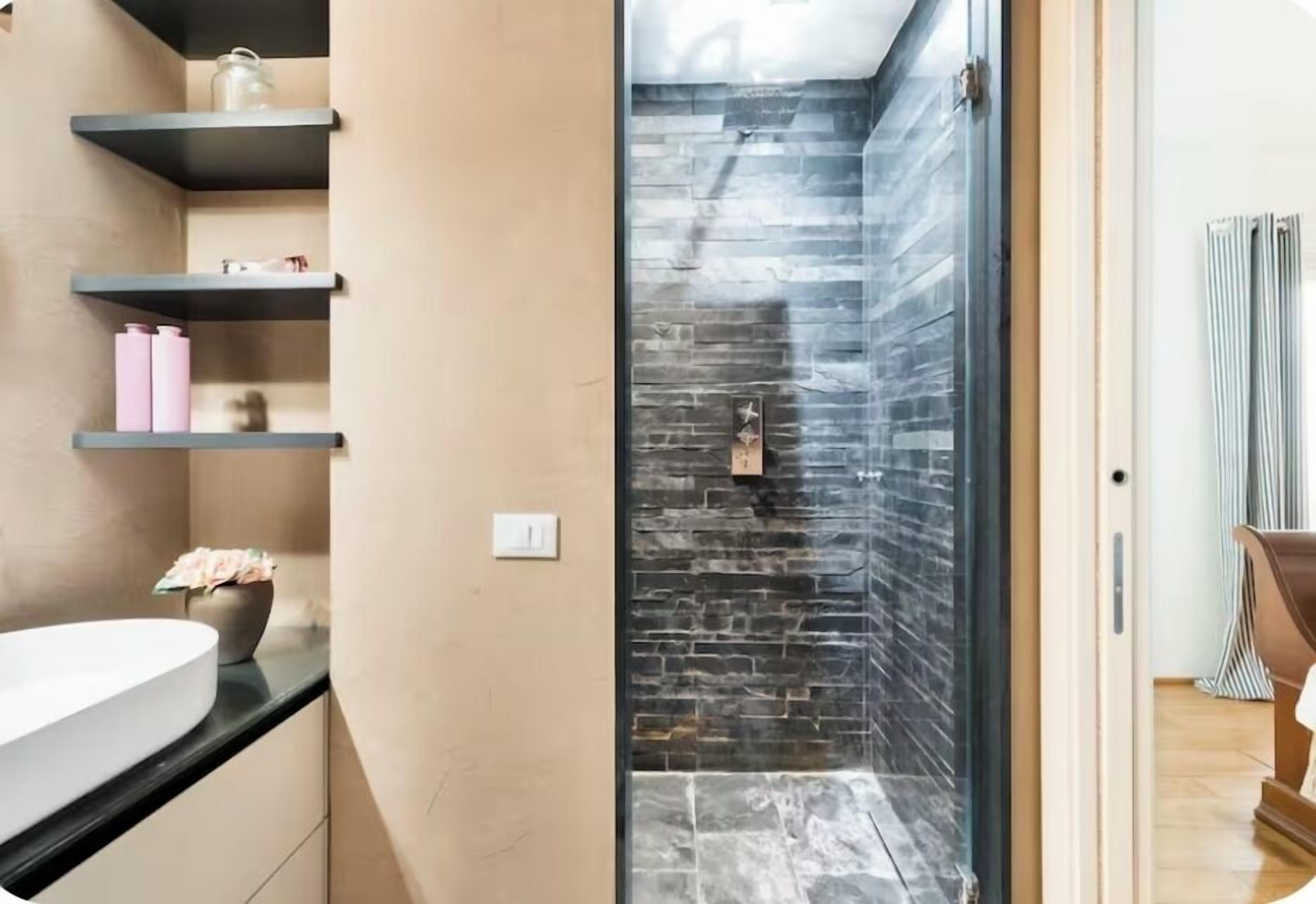 Douche, sèche-cheveux, bidet, serviettes fournies