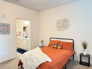 2 chambres, fer et planche à repasser, Wi-Fi, draps fournis