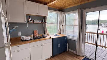 Réfrigérateur, four, plaque de cuisson, cafetiÚre/bouilloire