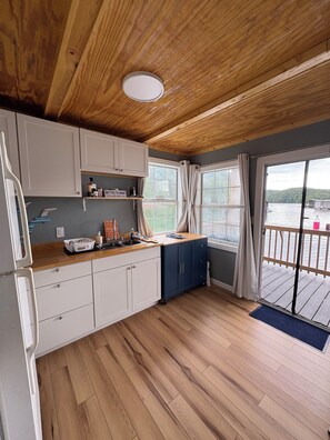 Fridge, oven, stovetop, coffee/tea maker