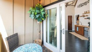 Una cocina moderna con armarios de madera, una encimera y una planta colgante.