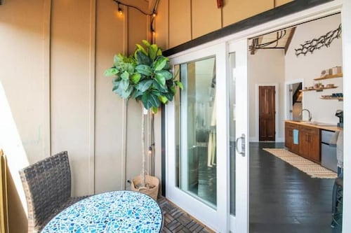 Remodeled Lofted Apartment over Ooey Gooey Café