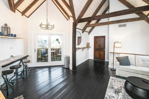 Remodeled Lofted Apartment over Ooey Gooey Café