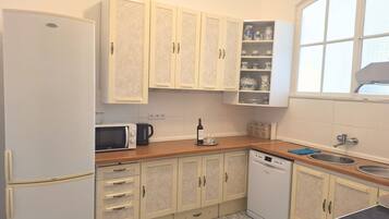 Jääkaappi, mikroaaltouuni, uuni, liesi