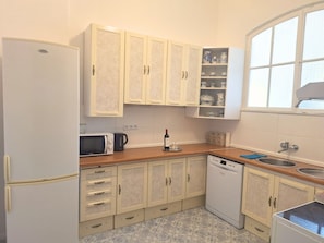 Frigorifero, microonde, forno, piano cottura