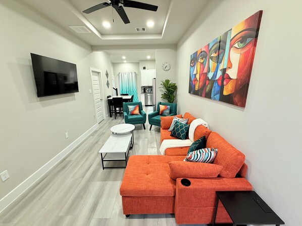 Living area - Houston Haven•3BR/3Bth/5bed•NRG,Med-Ctr,DT (Houston)