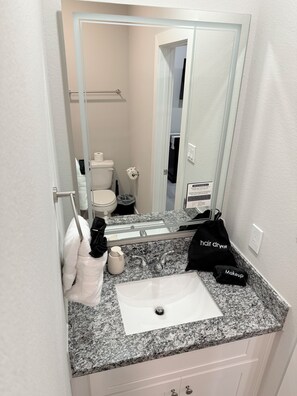 シャワー、ヘアドライヤー、タオル、石鹸