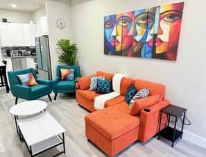 Living area - Houston Haven•3BR/3Bth/5bed•NRG,Med-Ctr,DT (Houston)