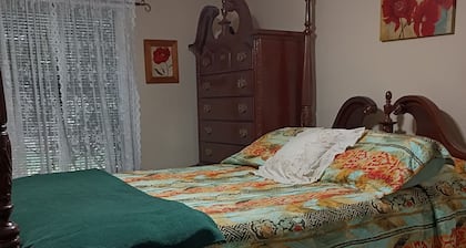 Welcoming farmhouse with AC in charming Hattiesburg