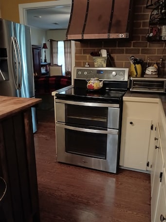 Fridge, microwave, oven, stovetop. Warm and welcoming farmhouse, nestled on our 198 year old family fàrm