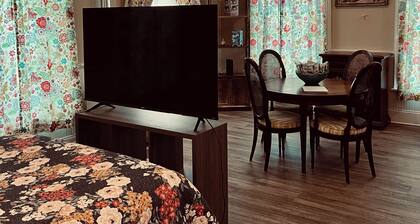Charming 2-bedroom apartment in peaceful Warren with AC