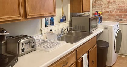 Charming 2-bedroom apartment in peaceful Warren with AC