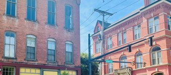 Charming 2-bedroom apartment in peaceful Warren with AC