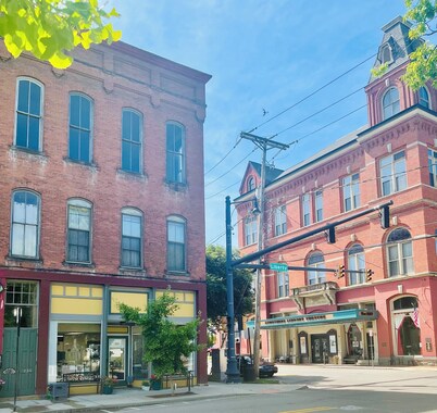 Charming 2-bedroom apartment in peaceful Warren with AC