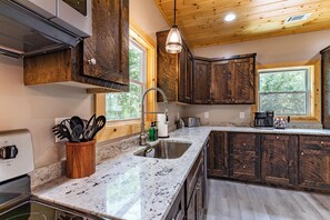 Superior Cabin, 3 Bedrooms, Non Smoking | Private kitchen