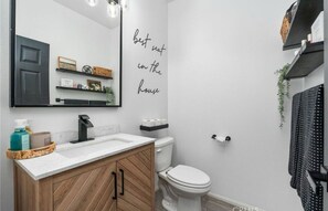 Een haardroger, handdoeken, zeep, shampoo