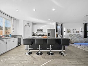 Coffee/tea maker, fridge, microwave, oven - Lovely 4-bedroom pool house in North Fontana (Fontana)
