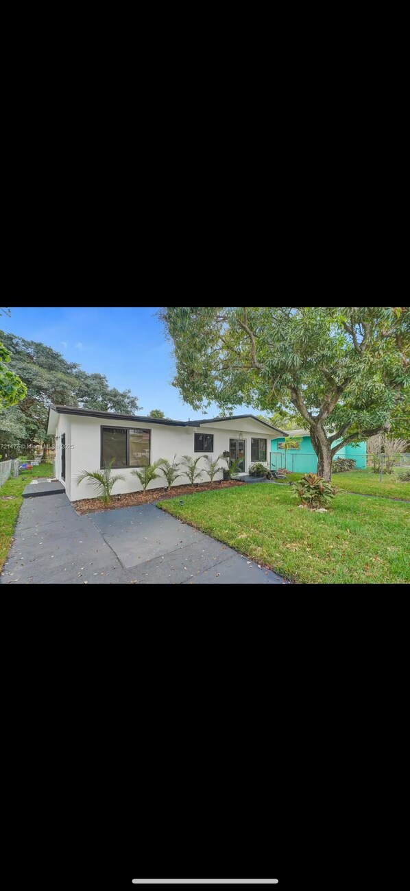 Exterior - Casa Del Encanto, Beautiful home 5 minutes from  Wynwood Design destrict (Miami)
