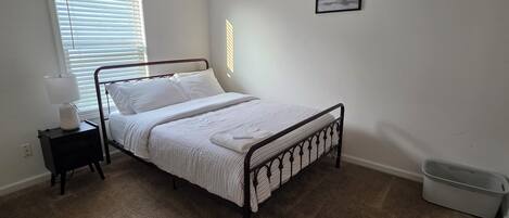 4 bedrooms, iron/ironing board, WiFi, bed sheets