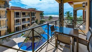 Kondominium, balkon, pemandangan pantai | Teras/patio