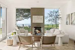 Una Smart TV, una chimenea