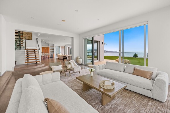 Smart TV, fireplace - Santa Barbara Oceanfront Luxury + Beach Access (Santa Barbara)