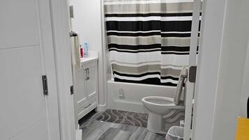 Secador de pelo, toallas, jabón, papel higiénico