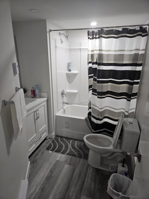 Hårføner, håndklær, såpe og toalettpapir