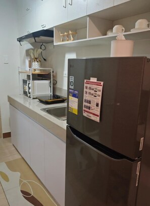 Réfrigérateur, micro-ondes, plaque de cuisson, bouilloire électrique