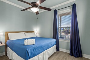 4 Schlafzimmer, Schreibtisch, Bügeleisen/Bügelbrett, Reisekinderbett