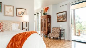 1 slaapkamer, een bureau, een strijkplank/strijkijzer, reisbedje