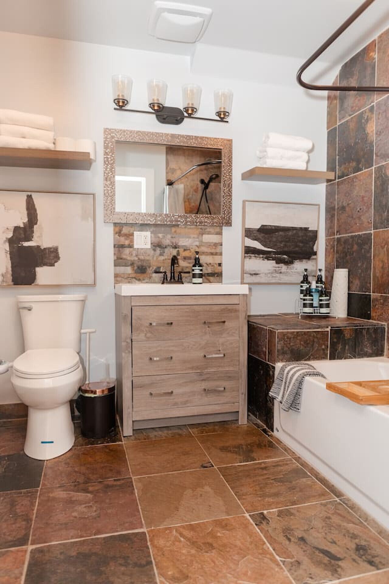 Een haardroger, een bidet, handdoeken, zeep