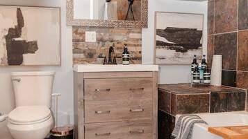 Een haardroger, een bidet, handdoeken, zeep