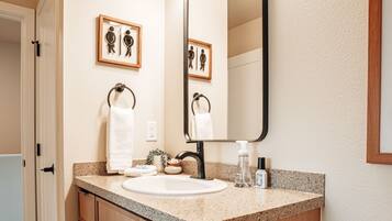 Secador de pelo, toallas, jabón, shampoo