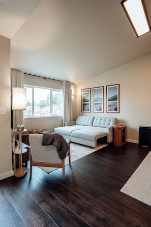 Smart TV - Prime Eagle River Stay : Walkable Location (Anchorage)
