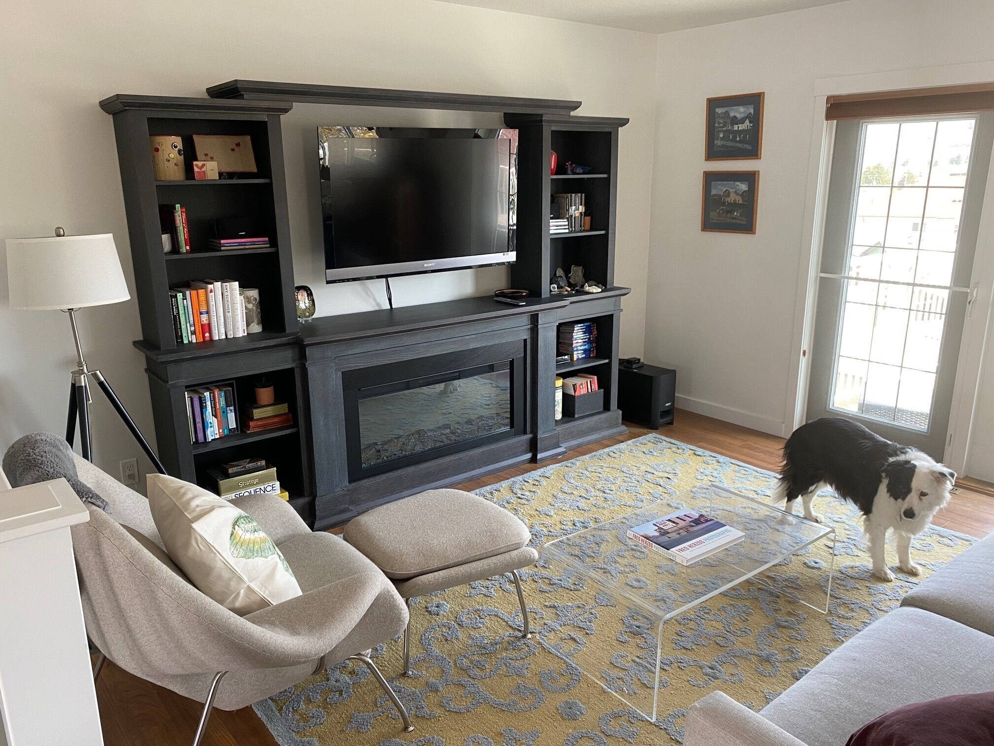 TV connectée, cheminée, livres, chaîne hi-fi