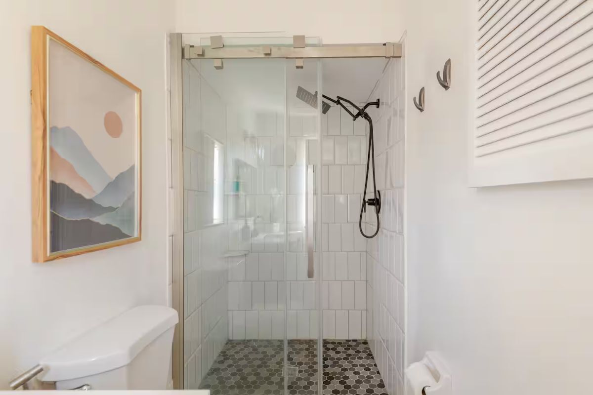 Douche, serviettes fournies, savon, papier toilette