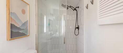 Douche, serviettes fournies, savon, papier toilette