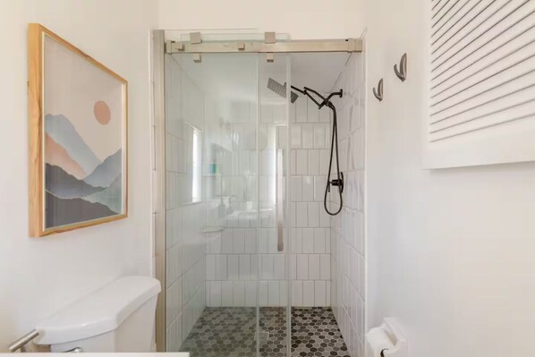Dusche, Handtücher, Seife, Toilettenpapier