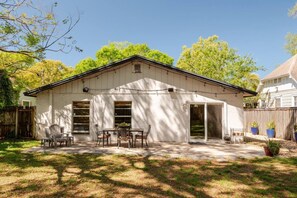 Outdoor dining - Inviting home w/ big yard & walkable neighborhood! 3br/2ba (Tampa)
