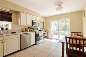 Mikrowelle, Ofen, Herdplatte, Geschirrspüler