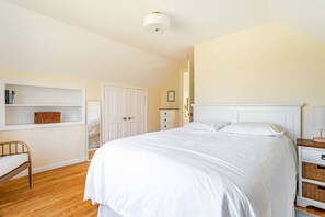 3 bedrooms, desk, iron/ironing board, WiFi